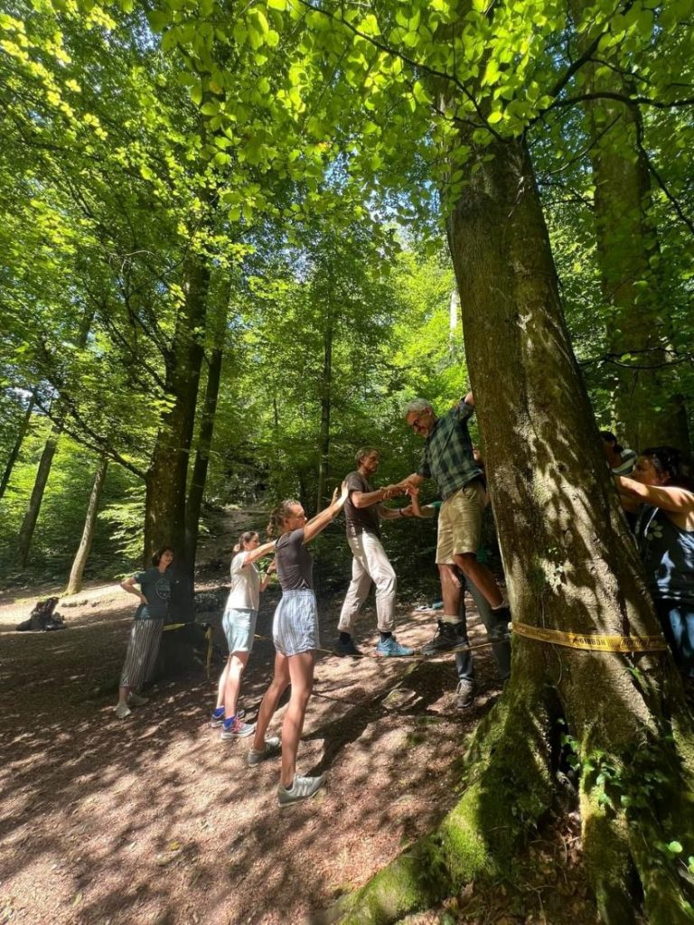Erlebnispädagogik und Teambuilding für einen starken Klassenzusammenhalt