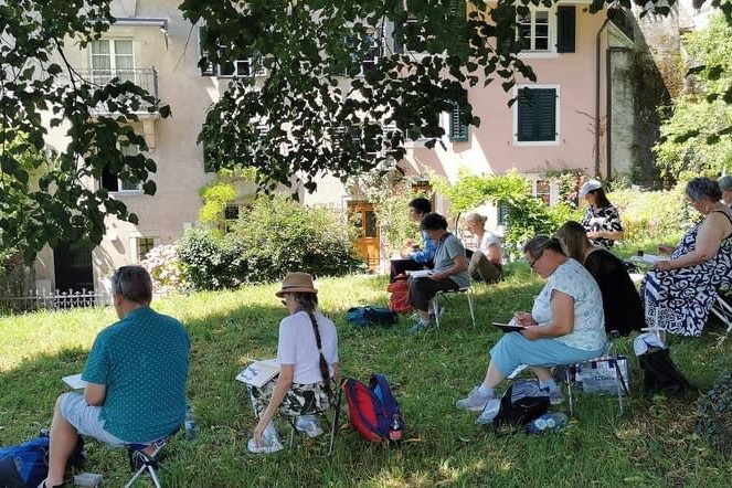 Gruppe von Lehrpersonen zeichnet Solothurn in der Natur.
