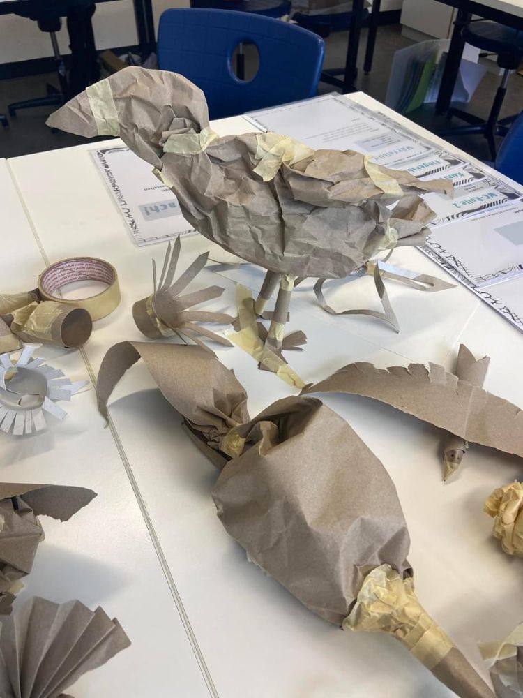 Lehrperson zeigt eine Technik für plastisches Arbeiten im Unterricht.