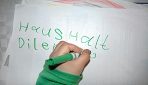 Kinder schreiben eigene Texte und lesen sie vor.