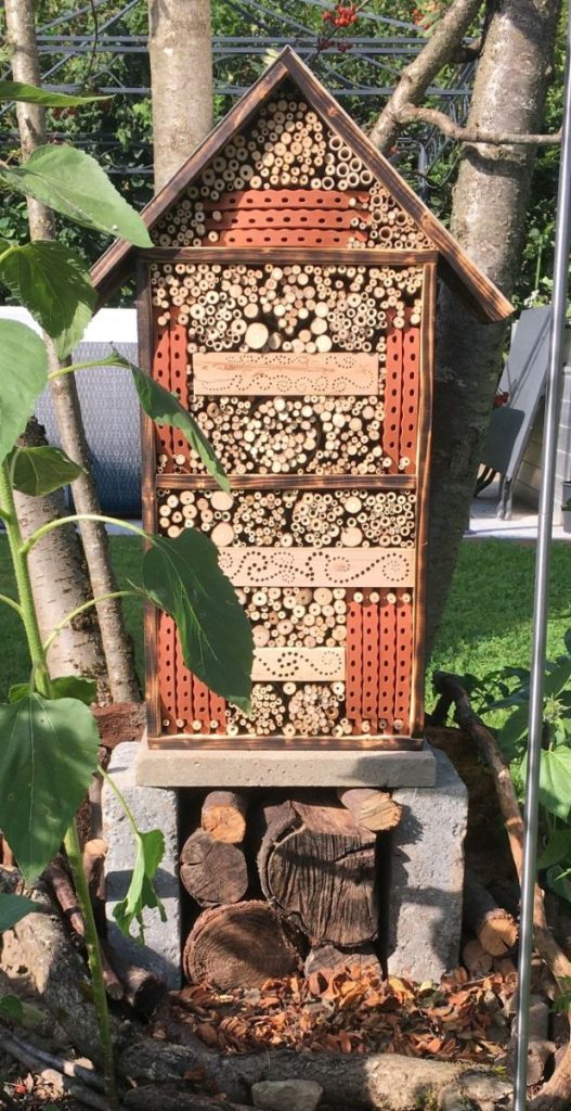 Wildtierbehausungen bauen - hier Wildbienen Nisthilfe